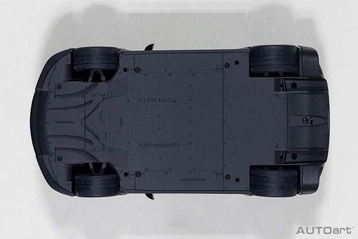 Autoart 77929 No.15 Porsche 918 Spyder Weissach Black-Martini Livery 1-18 Scale Model Car